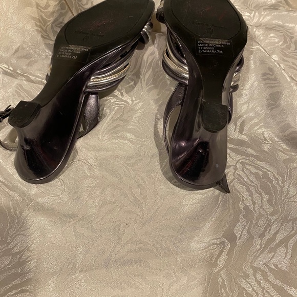 Etienne Aigner Black & Sliver Sling Back open Toe - Picture 3 of 3